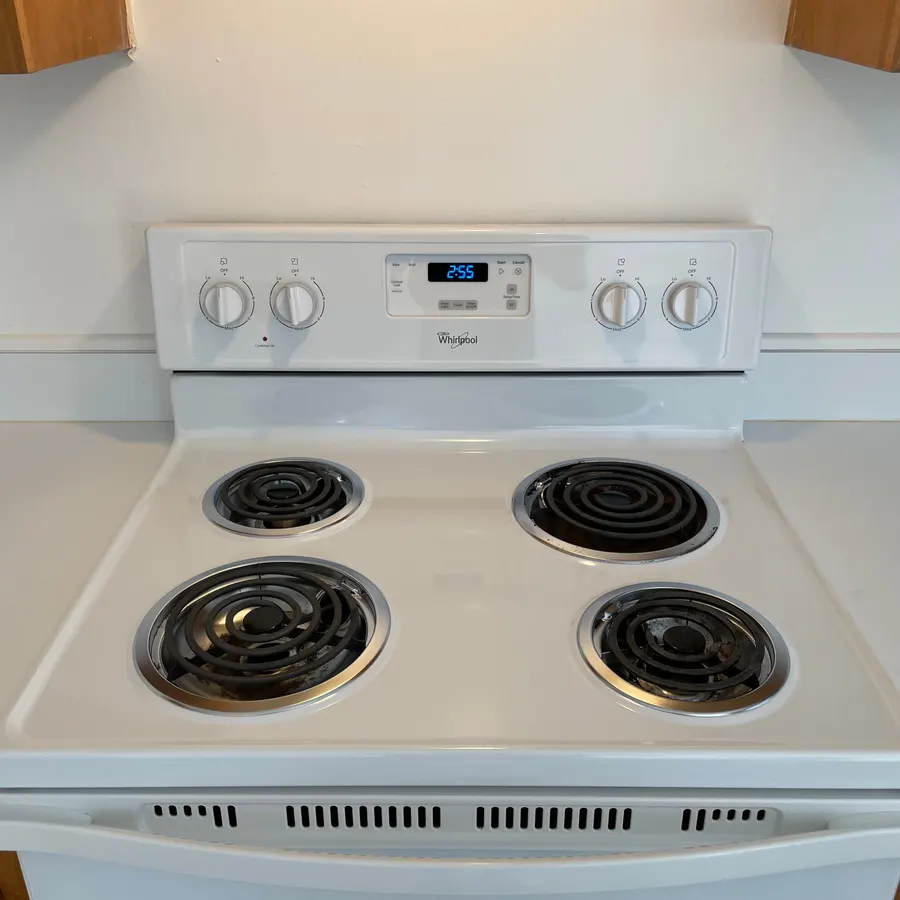 an electric stovetop and burners, after cleaning by Brio Cleaning